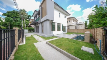 บ้านรีโนเวทใหม่ โครงการ บุราสิริ สนามบินน้ำ เนื้อที่ 66.2 ตร.ว. พื้นที่ใช้สอย 198.88 ตร.ม. ฟังก์ชัน 3 ห้องนอน 3 ห้องน้ำ จอดรถได้ 2 คัน บนทำเลเชื่อมต่อหลายส้นทาง ใกล้เซ็นทรัล นอร์ทวิลล์ และรถไฟฟ้าสายสีม่วง "สถานีแยกนนทบุรี1"