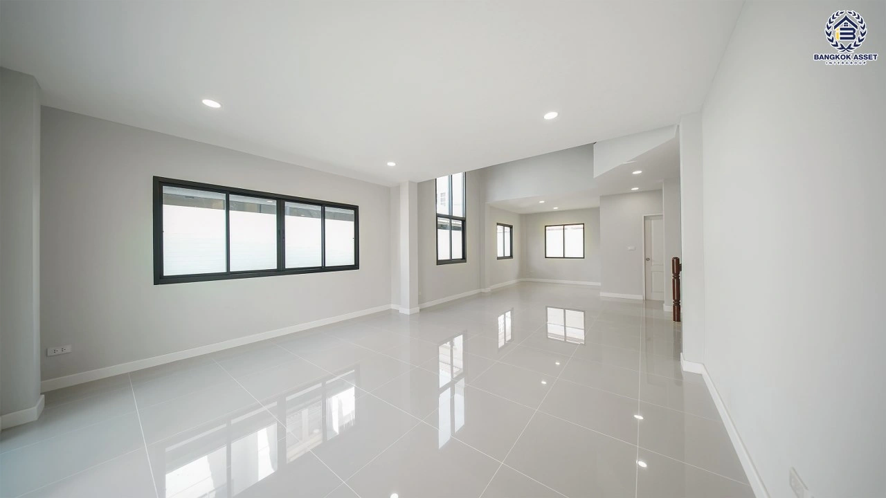 บ้านรีโนเวทใหม่ โครงการ สินทรัพย์นคร2 เพชรเกษม บนเนื้อที่ 59.4 ตร.ว. พื้นที่ใช้สอย 205.13 ตร.ม. ฟังก์ชัน 4 ห้องนอน 3 ห้องน้ำ 2 ที่จอดรถ ตอบโจทย์ทุกไลฟ์สไตล์ บนทำเลติดถนนเพชรเกษม ใกล้รถไฟฟ้าสายสีน้ำเงิน "สถานีหลักสอง" และห้างสรรพสินค้าเดอะมอลล์บางแค