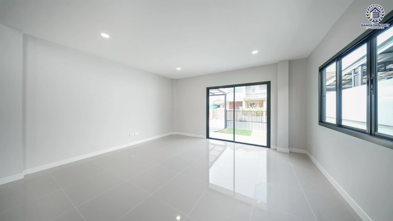 บ้านรีโนเวทใหม่ โครงการ สินทรัพย์นคร2 เพชรเกษม บนเนื้อที่ 59.4 ตร.ว. พื้นที่ใช้สอย 205.13 ตร.ม. ฟังก์ชัน 4 ห้องนอน 3 ห้องน้ำ 2 ที่จอดรถ ตอบโจทย์ทุกไลฟ์สไตล์ บนทำเลติดถนนเพชรเกษม ใกล้รถไฟฟ้าสายสีน้ำเงิน "สถานีหลักสอง" และห้างสรรพสินค้าเดอะมอลล์บางแค