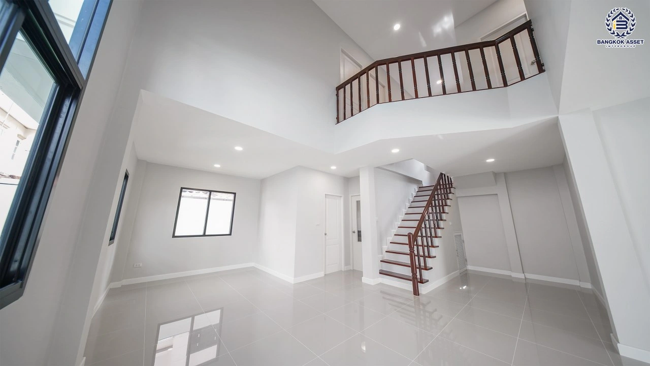 บ้านรีโนเวทใหม่ โครงการ สินทรัพย์นคร2 เพชรเกษม บนเนื้อที่ 59.4 ตร.ว. พื้นที่ใช้สอย 205.13 ตร.ม. ฟังก์ชัน 4 ห้องนอน 3 ห้องน้ำ 2 ที่จอดรถ ตอบโจทย์ทุกไลฟ์สไตล์ บนทำเลติดถนนเพชรเกษม ใกล้รถไฟฟ้าสายสีน้ำเงิน "สถานีหลักสอง" และห้างสรรพสินค้าเดอะมอลล์บางแค
