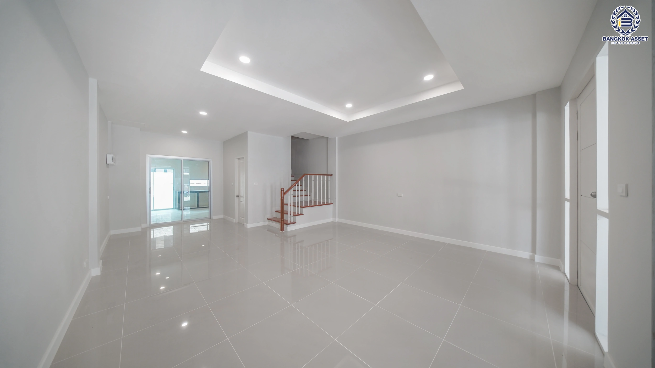 บ้านรีโนเวทใหม่ โครงการ บ้านกลางเมือง เดอะรอยัลโมนาโค ศรีนครินทร์-พัฒนาการ ทาวน์เฮ้าส์ 3 ชั้น  เนื้อที่ 27.5 ตร.ว. พื้นที่ใช้สอย 201.43 ตร.ม. 4 ห้องนอน 3 ห้องน้ำ จอดรถ 2 คัน ส่วนกลางครบ สระว่ายน้ำ ฟิตเนส คลับเฮ้าส์ ใกล้รถไฟฟ้าสายสีเหลืองสถานีกลันตัน, ทางด่วนศรีรัช และซีคอนสแควร์​ ศรีนครินทร์