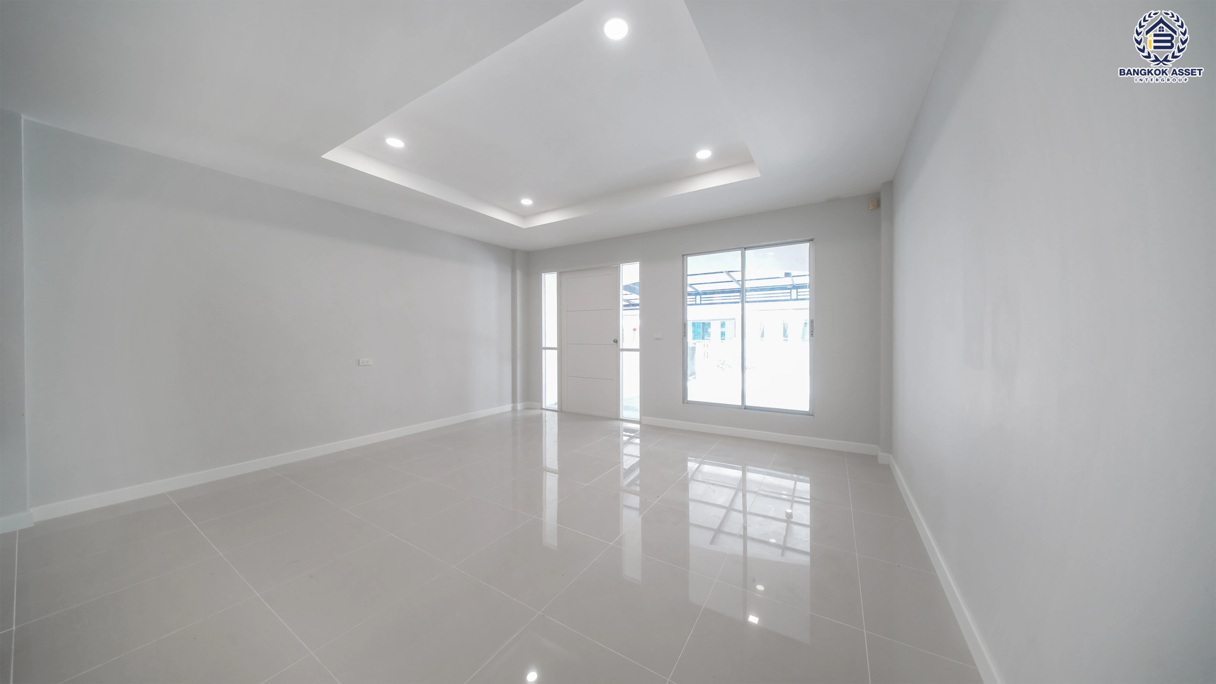 บ้านรีโนเวทใหม่ โครงการ บ้านกลางเมือง เดอะรอยัลโมนาโค ศรีนครินทร์-พัฒนาการ ทาวน์เฮ้าส์ 3 ชั้น  เนื้อที่ 27.5 ตร.ว. พื้นที่ใช้สอย 201.43 ตร.ม. 4 ห้องนอน 3 ห้องน้ำ จอดรถ 2 คัน ส่วนกลางครบ สระว่ายน้ำ ฟิตเนส คลับเฮ้าส์ ใกล้รถไฟฟ้าสายสีเหลืองสถานีกลันตัน, ทางด่วนศรีรัช และซีคอนสแควร์​ ศรีนครินทร์
