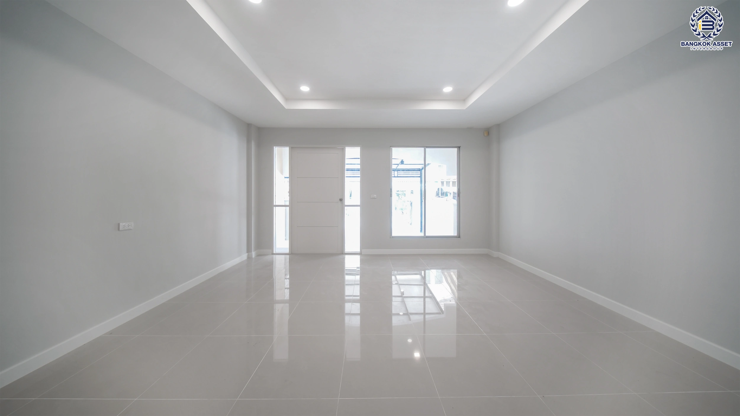 บ้านรีโนเวทใหม่ โครงการ บ้านกลางเมือง เดอะรอยัลโมนาโค ศรีนครินทร์-พัฒนาการ ทาวน์เฮ้าส์ 3 ชั้น  เนื้อที่ 27.5 ตร.ว. พื้นที่ใช้สอย 201.43 ตร.ม. 4 ห้องนอน 3 ห้องน้ำ จอดรถ 2 คัน ส่วนกลางครบ สระว่ายน้ำ ฟิตเนส คลับเฮ้าส์ ใกล้รถไฟฟ้าสายสีเหลืองสถานีกลันตัน, ทางด่วนศรีรัช และซีคอนสแควร์​ ศรีนครินทร์