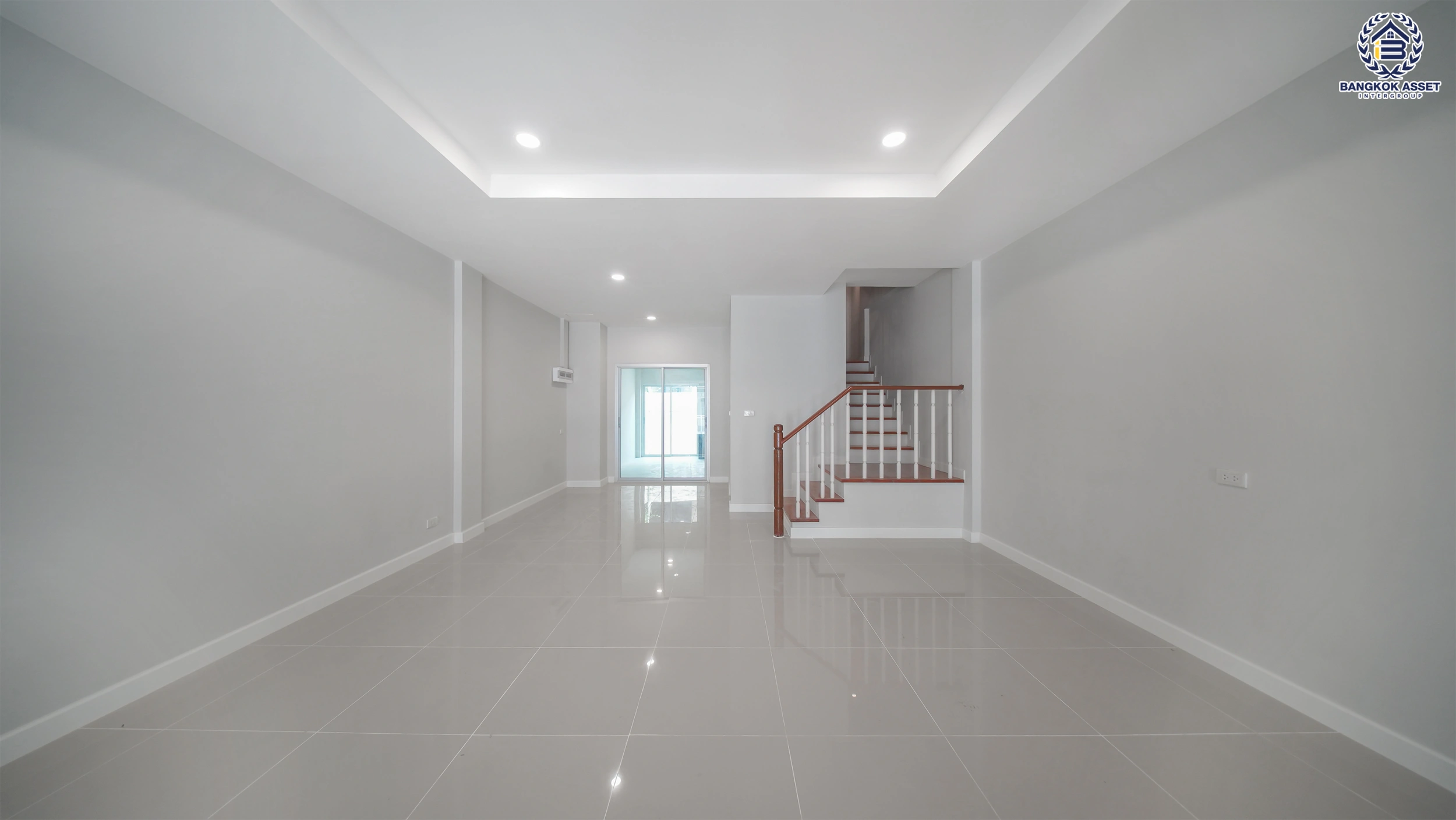 บ้านรีโนเวทใหม่ โครงการ บ้านกลางเมือง เดอะรอยัลโมนาโค ศรีนครินทร์-พัฒนาการ ทาวน์เฮ้าส์ 3 ชั้น  เนื้อที่ 27.5 ตร.ว. พื้นที่ใช้สอย 201.43 ตร.ม. 4 ห้องนอน 3 ห้องน้ำ จอดรถ 2 คัน ส่วนกลางครบ สระว่ายน้ำ ฟิตเนส คลับเฮ้าส์ ใกล้รถไฟฟ้าสายสีเหลืองสถานีกลันตัน, ทางด่วนศรีรัช และซีคอนสแควร์​ ศรีนครินทร์