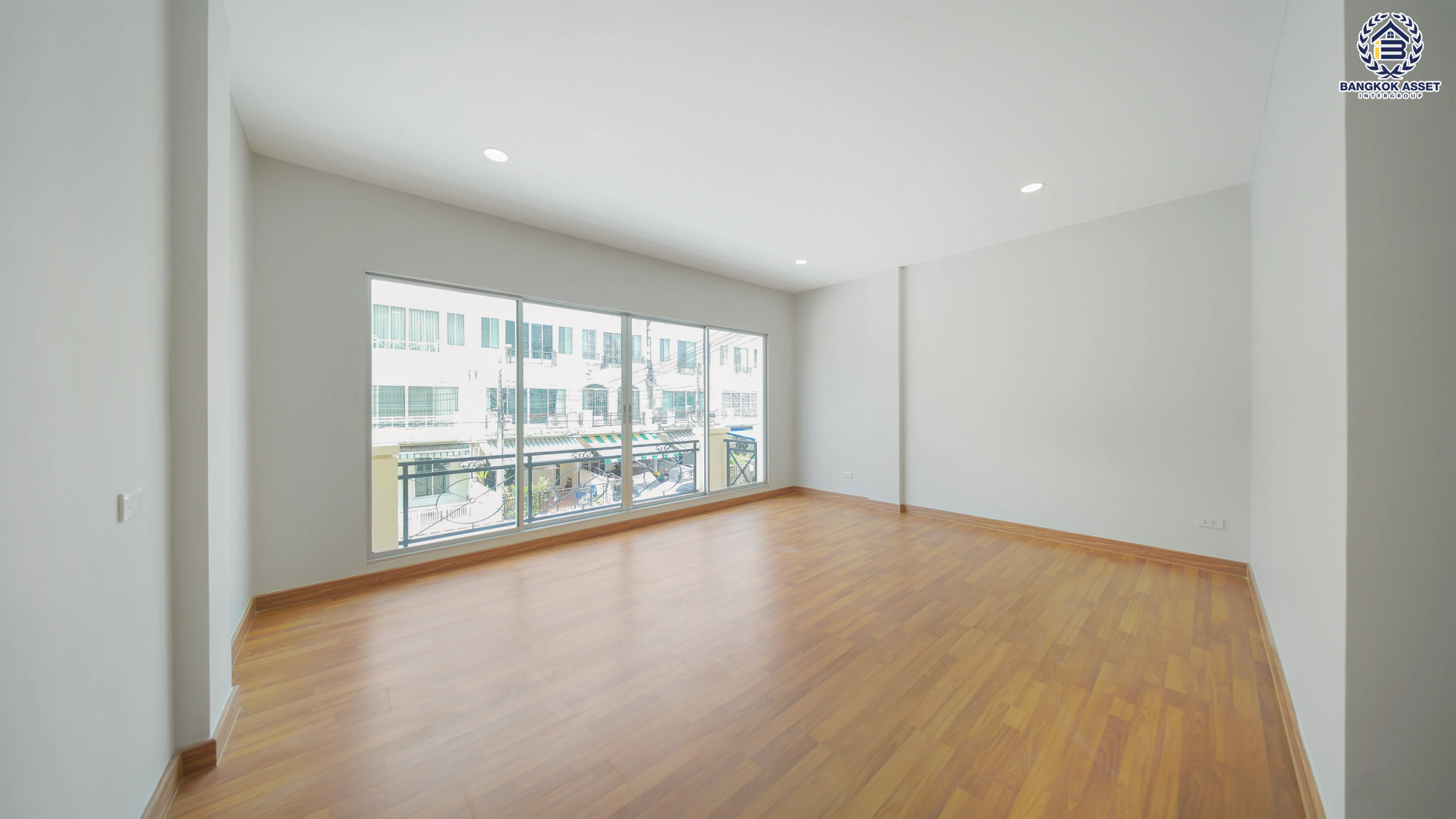 บ้านรีโนเวทใหม่ โครงการ บ้านกลางเมือง เดอะรอยัลโมนาโค ศรีนครินทร์-พัฒนาการ ทาวน์เฮ้าส์ 3 ชั้น  เนื้อที่ 27.5 ตร.ว. พื้นที่ใช้สอย 201.43 ตร.ม. 4 ห้องนอน 3 ห้องน้ำ จอดรถ 2 คัน ส่วนกลางครบ สระว่ายน้ำ ฟิตเนส คลับเฮ้าส์ ใกล้รถไฟฟ้าสายสีเหลืองสถานีกลันตัน, ทางด่วนศรีรัช และซีคอนสแควร์​ ศรีนครินทร์