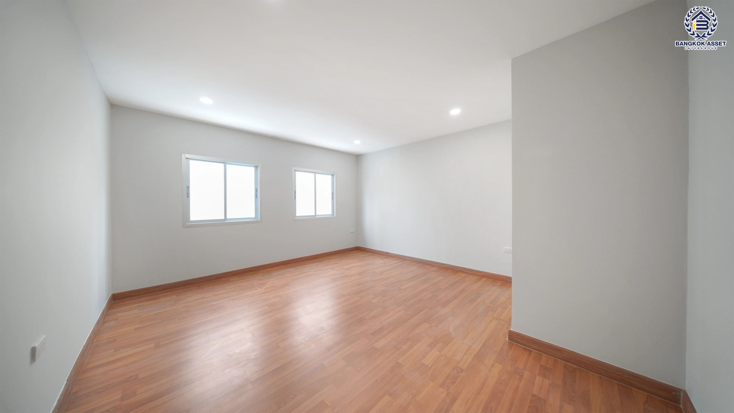 บ้านรีโนเวทใหม่ โครงการ บ้านกลางเมือง เดอะรอยัลโมนาโค ศรีนครินทร์-พัฒนาการ ทาวน์เฮ้าส์ 3 ชั้น  เนื้อที่ 27.5 ตร.ว. พื้นที่ใช้สอย 201.43 ตร.ม. 4 ห้องนอน 3 ห้องน้ำ จอดรถ 2 คัน ส่วนกลางครบ สระว่ายน้ำ ฟิตเนส คลับเฮ้าส์ ใกล้รถไฟฟ้าสายสีเหลืองสถานีกลันตัน, ทางด่วนศรีรัช และซีคอนสแควร์​ ศรีนครินทร์
