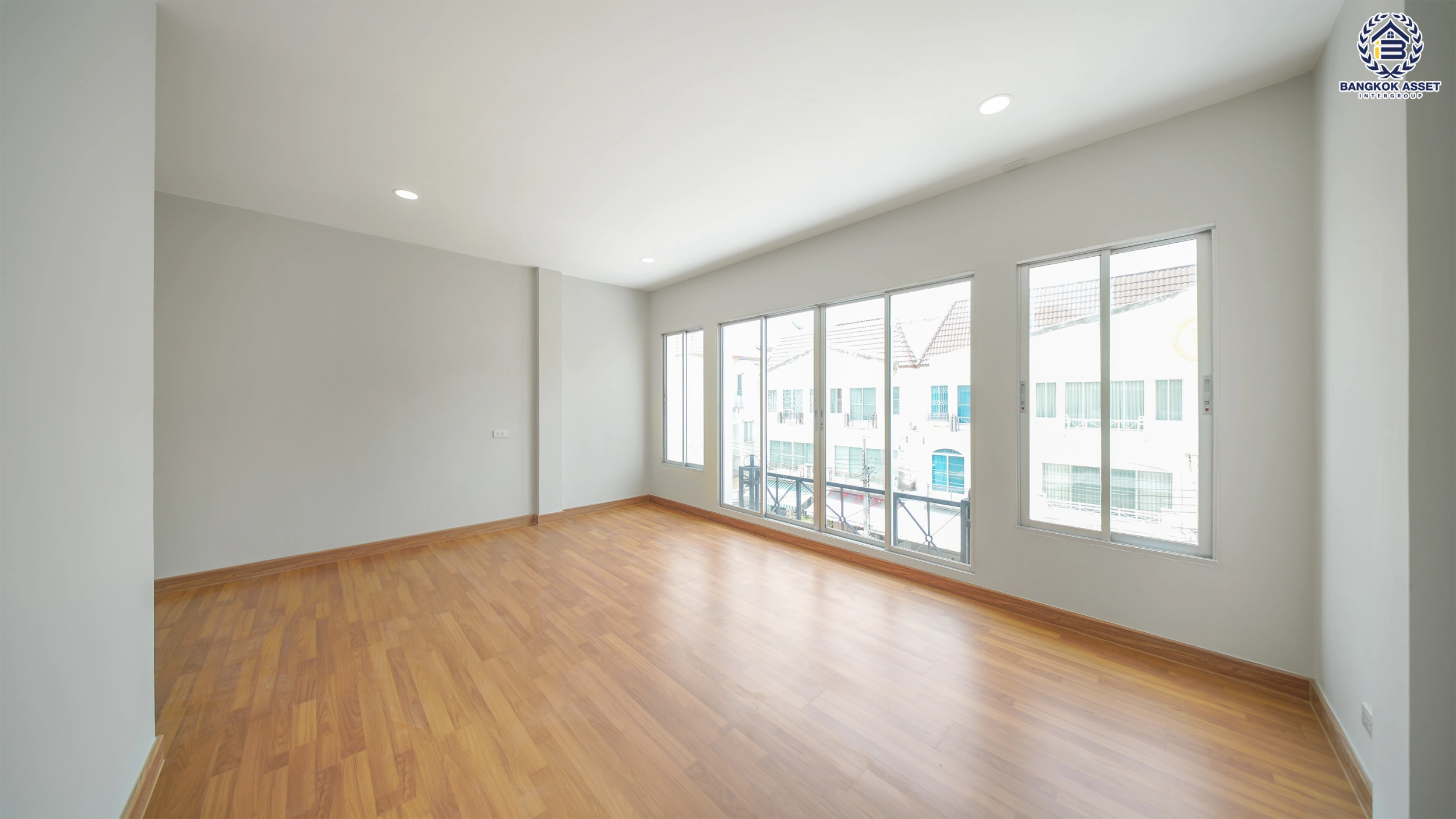บ้านรีโนเวทใหม่ โครงการ บ้านกลางเมือง เดอะรอยัลโมนาโค ศรีนครินทร์-พัฒนาการ ทาวน์เฮ้าส์ 3 ชั้น  เนื้อที่ 27.5 ตร.ว. พื้นที่ใช้สอย 201.43 ตร.ม. 4 ห้องนอน 3 ห้องน้ำ จอดรถ 2 คัน ส่วนกลางครบ สระว่ายน้ำ ฟิตเนส คลับเฮ้าส์ ใกล้รถไฟฟ้าสายสีเหลืองสถานีกลันตัน, ทางด่วนศรีรัช และซีคอนสแควร์​ ศรีนครินทร์
