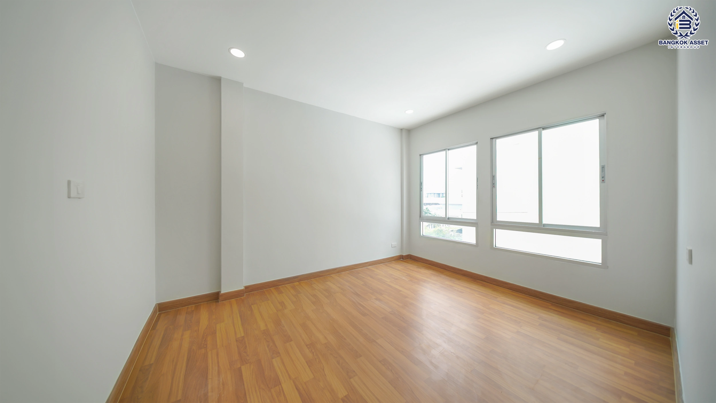 บ้านรีโนเวทใหม่ โครงการ บ้านกลางเมือง เดอะรอยัลโมนาโค ศรีนครินทร์-พัฒนาการ ทาวน์เฮ้าส์ 3 ชั้น  เนื้อที่ 27.5 ตร.ว. พื้นที่ใช้สอย 201.43 ตร.ม. 4 ห้องนอน 3 ห้องน้ำ จอดรถ 2 คัน ส่วนกลางครบ สระว่ายน้ำ ฟิตเนส คลับเฮ้าส์ ใกล้รถไฟฟ้าสายสีเหลืองสถานีกลันตัน, ทางด่วนศรีรัช และซีคอนสแควร์​ ศรีนครินทร์