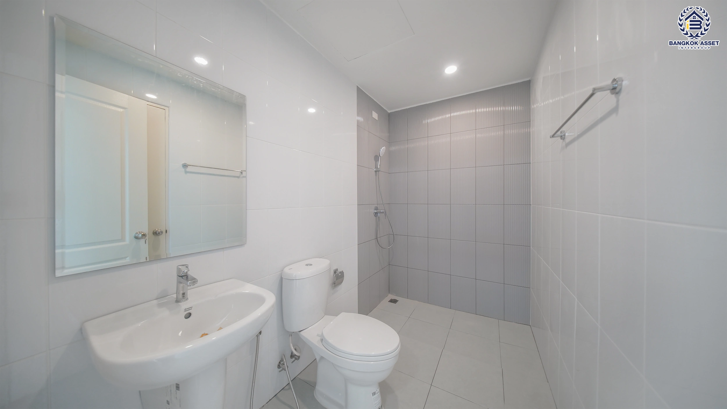 บ้านรีโนเวทใหม่ โครงการ บ้านกลางเมือง เดอะรอยัลโมนาโค ศรีนครินทร์-พัฒนาการ ทาวน์เฮ้าส์ 3 ชั้น  เนื้อที่ 27.5 ตร.ว. พื้นที่ใช้สอย 201.43 ตร.ม. 4 ห้องนอน 3 ห้องน้ำ จอดรถ 2 คัน ส่วนกลางครบ สระว่ายน้ำ ฟิตเนส คลับเฮ้าส์ ใกล้รถไฟฟ้าสายสีเหลืองสถานีกลันตัน, ทางด่วนศรีรัช และซีคอนสแควร์​ ศรีนครินทร์
