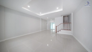 บ้านรีโนเวทใหม่ โครงการ บ้านกลางเมือง เดอะรอยัลโมนาโค ศรีนครินทร์-พัฒนาการ ทาวน์เฮ้าส์ 3 ชั้น  เนื้อที่ 27.5 ตร.ว. พื้นที่ใช้สอย 201.43 ตร.ม. 4 ห้องนอน 3 ห้องน้ำ จอดรถ 2 คัน ส่วนกลางครบ สระว่ายน้ำ ฟิตเนส คลับเฮ้าส์ ใกล้รถไฟฟ้าสายสีเหลืองสถานีกลันตัน, ทางด่วนศรีรัช และซีคอนสแควร์​ ศรีนครินทร์