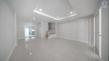 บ้านรีโนเวทใหม่ โครงการ บ้านกลางเมือง เดอะรอยัลโมนาโค ศรีนครินทร์-พัฒนาการ ทาวน์เฮ้าส์ 3 ชั้น  เนื้อที่ 27.5 ตร.ว. พื้นที่ใช้สอย 201.43 ตร.ม. 4 ห้องนอน 3 ห้องน้ำ จอดรถ 2 คัน ส่วนกลางครบ สระว่ายน้ำ ฟิตเนส คลับเฮ้าส์ ใกล้รถไฟฟ้าสายสีเหลืองสถานีกลันตัน, ทางด่วนศรีรัช และซีคอนสแควร์​ ศรีนครินทร์