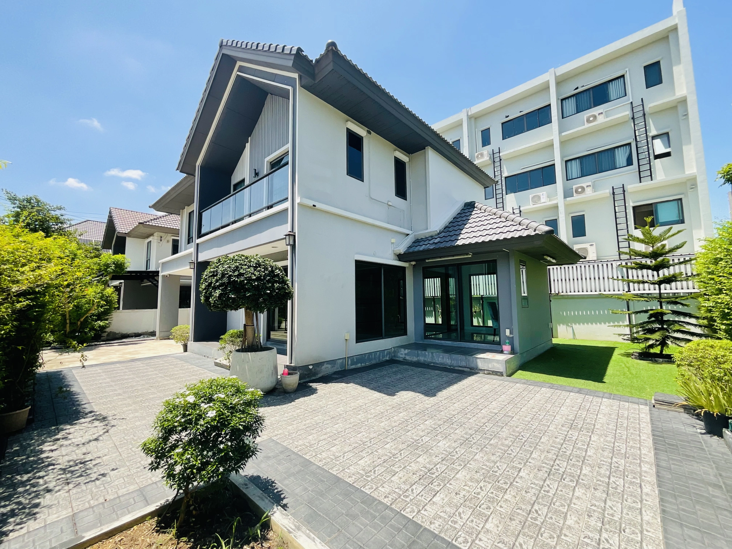 บ้านเดี่ยวมือสอง โครงการ เพฟ ปิ่นเกล้า-ศาลายา เนื้อที่ 71.7 ตร.วา พื้นที่ใช้สอย 214 ตร.ม. ฟังค์ชั่น 5 ห้องนอน 3 ห้องน้ำ จอดรถได้ 2 คัน บนทำเลศักยภาพ เชื่อมต่อถนนบรมราชชนนี ถนนกาญจนาภิเษก ทางด่วนศรีรัช-วงแหวน
