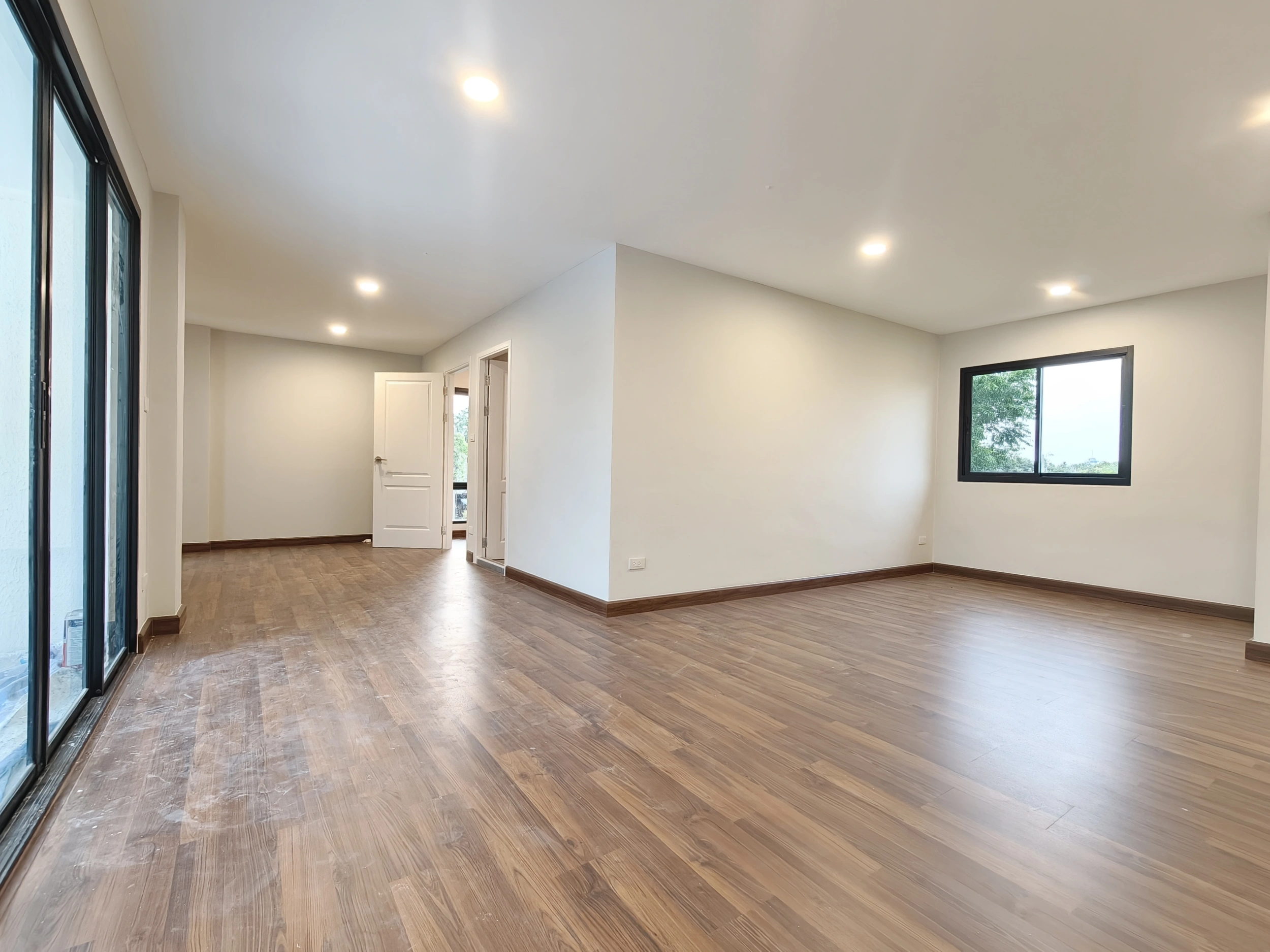 ขายบ้านเดี่ยว นันทวัน วงแหวน-รัตนาธิเบศร์ รีโนเวทใหม่ทั้งหลัง หลังริม เนื้อที่ 108.5 ตร.ว. พื้นที่ใช้สอย 369 ตร.ม. 5 ห้องนอน 5 ห้องน้ำ 3 ที่จอดรถ บ้านหลังใหญ่ เหมาะสำหรับครอบครัว ทำเลบางใหญ่ ใกล้ถนนกาญจนาภิเษก รัตนาธิเบศร์ และเซ็นทรัล เวสต์เกต
