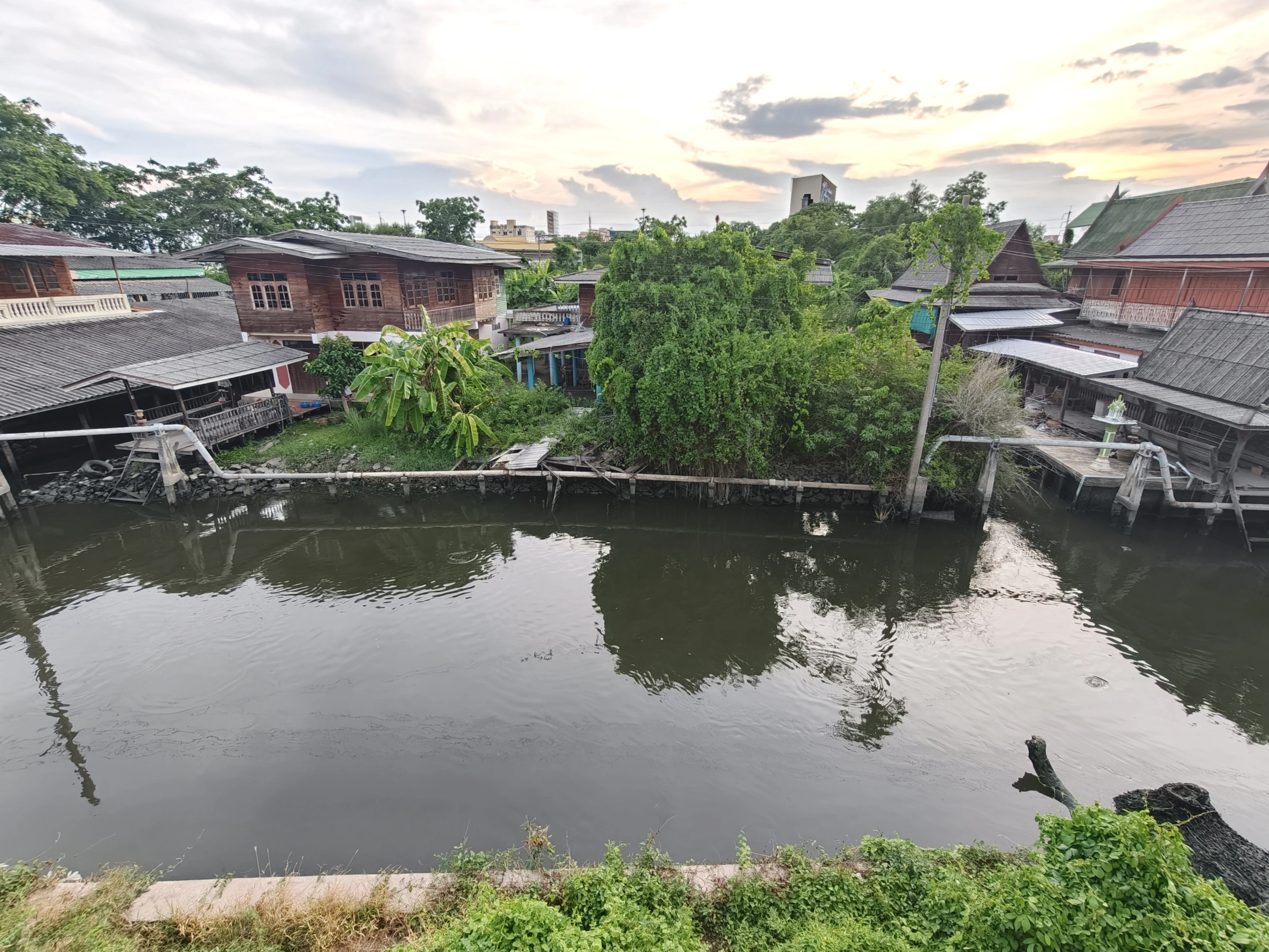 ขายบ้านเดี่ยว นันทวัน วงแหวน-รัตนาธิเบศร์ รีโนเวทใหม่ทั้งหลัง หลังริม เนื้อที่ 108.5 ตร.ว. พื้นที่ใช้สอย 369 ตร.ม. 5 ห้องนอน 5 ห้องน้ำ 3 ที่จอดรถ บ้านหลังใหญ่ เหมาะสำหรับครอบครัว ทำเลบางใหญ่ ใกล้ถนนกาญจนาภิเษก รัตนาธิเบศร์ และเซ็นทรัล เวสต์เกต