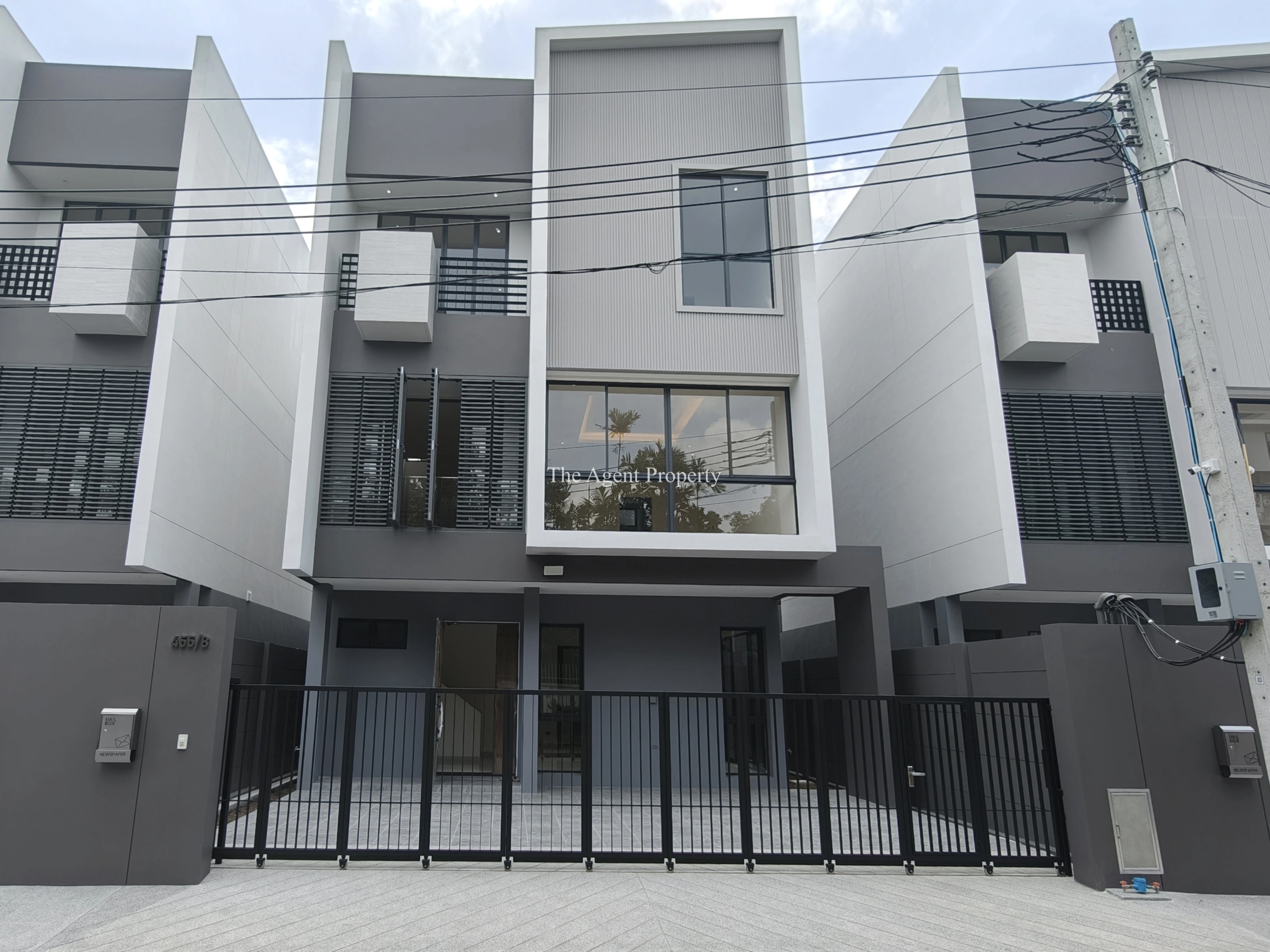 ขายบ้านเดี่ยว Feel Town ลาดพร้าว 101 บ้านเดี่ยวมือ 1 พร้อมเข้าอยู่ ลาดพร้าว 101 ใกล้รถไฟฟ้าสายสีเหลือง สถานีลาดพร้าว 101 เหมาะสำหรับครอบครัวที่ต้องการบ้านใหม่ ฟังก์ชันครบ และเดินทางเข้าเมืองสะดวก อยากได้บ้านเดี่ยว...แต่ไม่อยากดูแลพื้นที่เยอะ ตอบโจทย์คนรุ่นใหม่