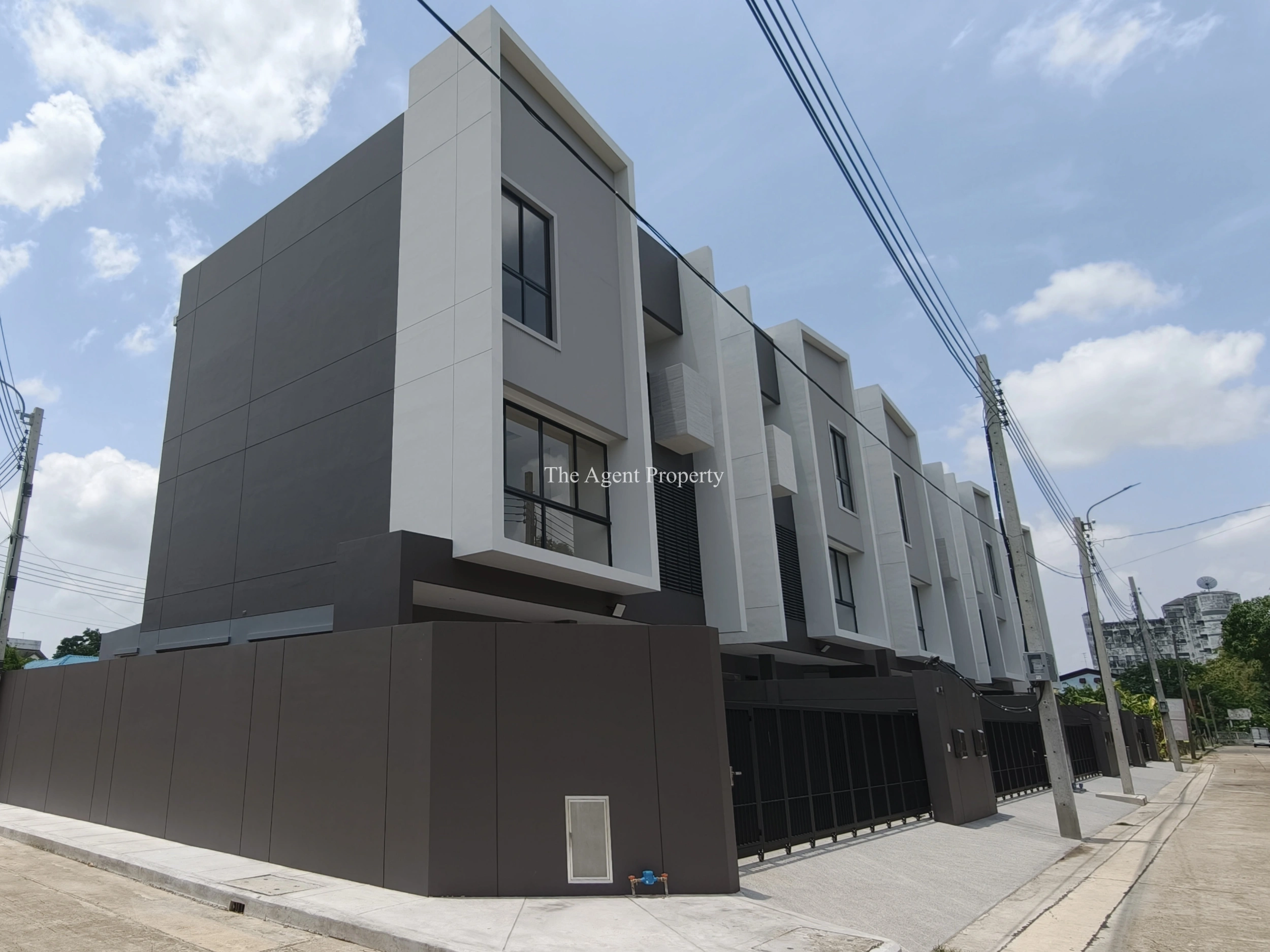ขายบ้านเดี่ยว Feel Town ลาดพร้าว 101 บ้านเดี่ยวมือ 1 พร้อมเข้าอยู่ ลาดพร้าว 101 ใกล้รถไฟฟ้าสายสีเหลือง สถานีลาดพร้าว 101 เหมาะสำหรับครอบครัวที่ต้องการบ้านใหม่ ฟังก์ชันครบ และเดินทางเข้าเมืองสะดวก อยากได้บ้านเดี่ยว...แต่ไม่อยากดูแลพื้นที่เยอะ ตอบโจทย์คนรุ่นใหม่