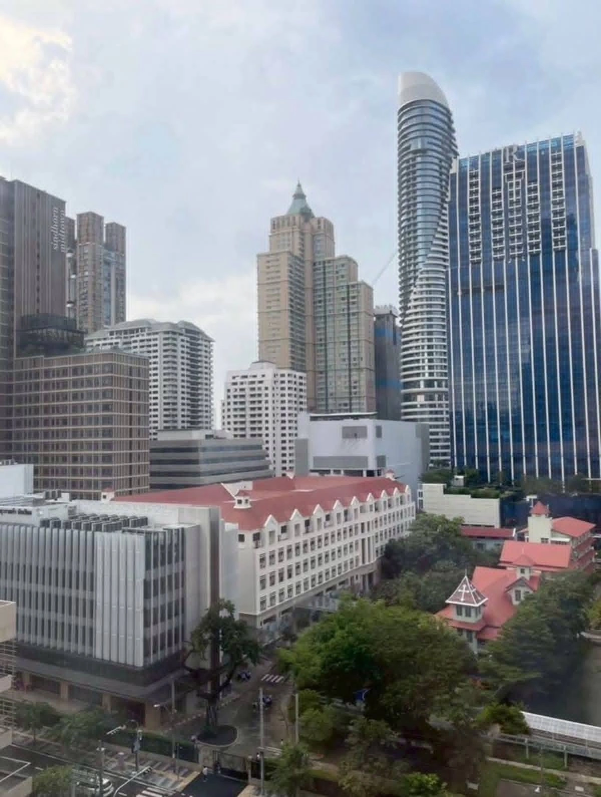 Urgent! Luxury Residence for Rent – Scope Langsuan Experience refined living in one of Bangkok’s most prestigious ultra-luxury residences, located in the heart of Langsuan, one of the city’s most exclusive residential addresses.