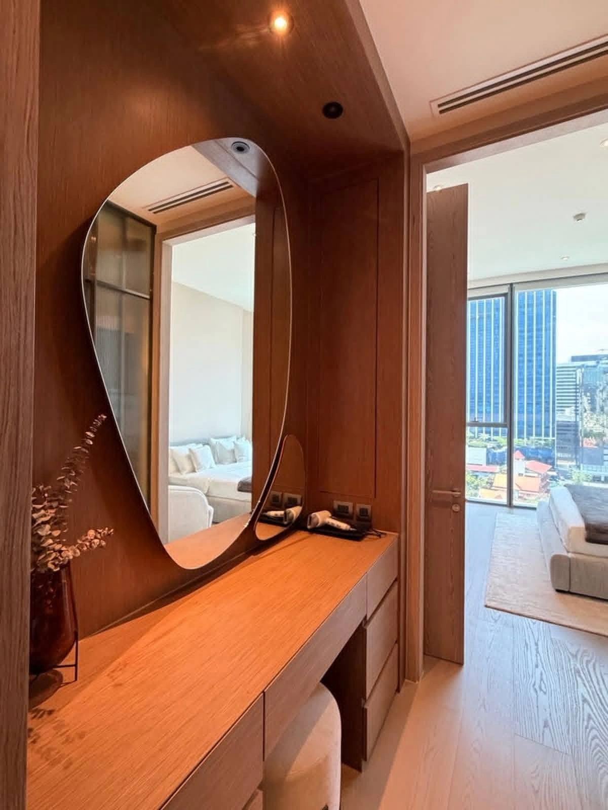 Urgent! Luxury Residence for Rent – Scope Langsuan Experience refined living in one of Bangkok’s most prestigious ultra-luxury residences, located in the heart of Langsuan, one of the city’s most exclusive residential addresses.