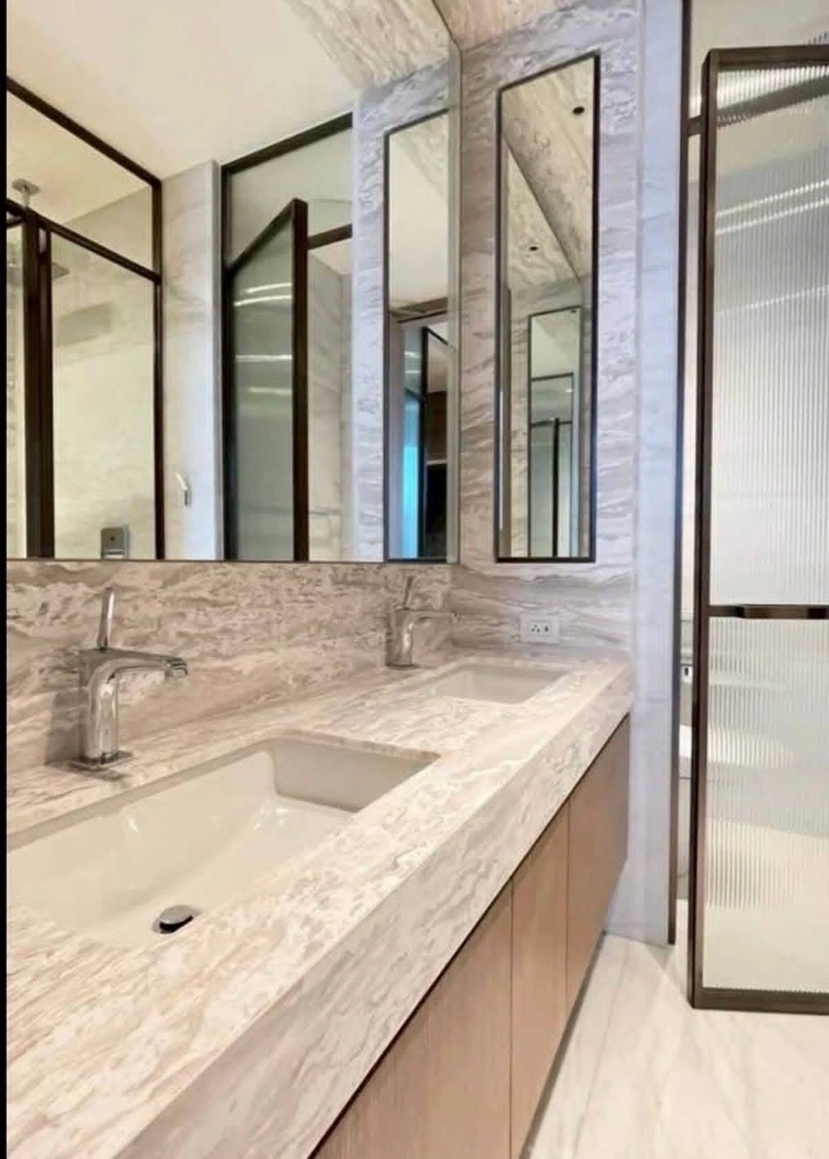 Urgent! Luxury Residence for Rent – Scope Langsuan Experience refined living in one of Bangkok’s most prestigious ultra-luxury residences, located in the heart of Langsuan, one of the city’s most exclusive residential addresses.