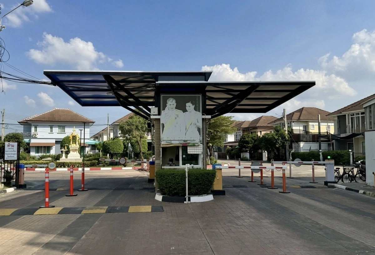“บ้านเดี่ยว 53.2 ตร.ว. ทำเลหายาก หลังต้นซอย ใกล้ รปภ. ติดถนนหทัยราษฎร์ พร้อมกล้องวงจรปิด 6 ตัว ราคาเพียง 4.79 ล้าน ต่อรองได้”