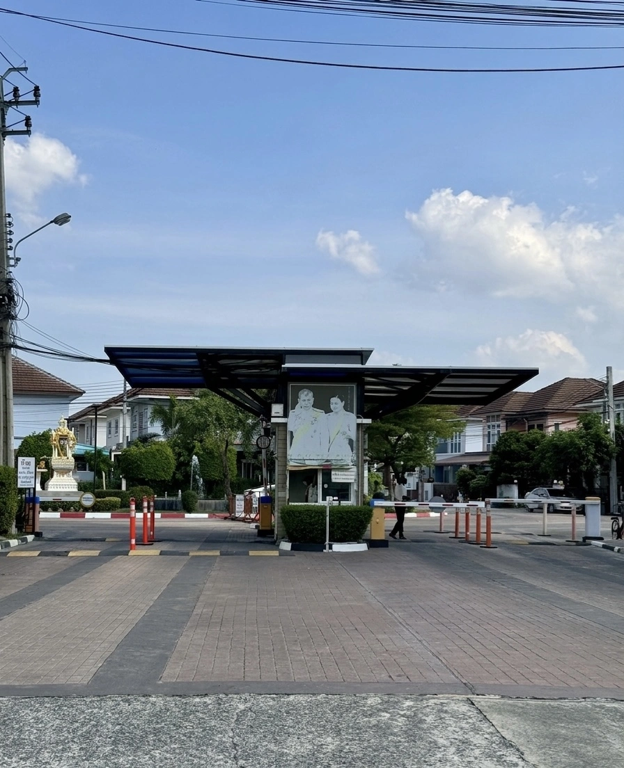 “บ้านเดี่ยว 53.2 ตร.ว. ทำเลหายาก หลังต้นซอย ใกล้ รปภ. ติดถนนหทัยราษฎร์ พร้อมกล้องวงจรปิด 6 ตัว ราคาเพียง 4.79 ล้าน ต่อรองได้”