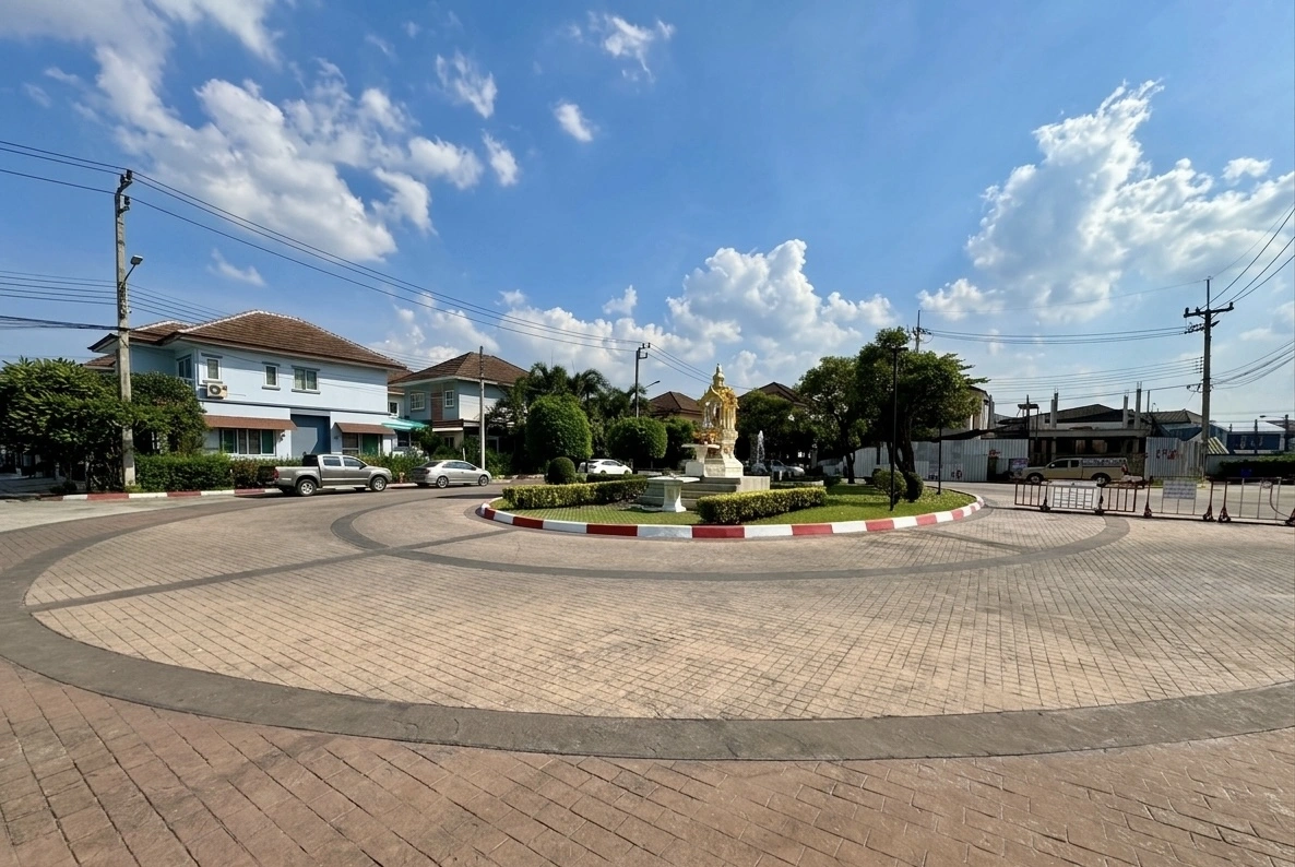 “บ้านเดี่ยว 53.2 ตร.ว. ทำเลหายาก หลังต้นซอย ใกล้ รปภ. ติดถนนหทัยราษฎร์ พร้อมกล้องวงจรปิด 6 ตัว ราคาเพียง 4.79 ล้าน ต่อรองได้”