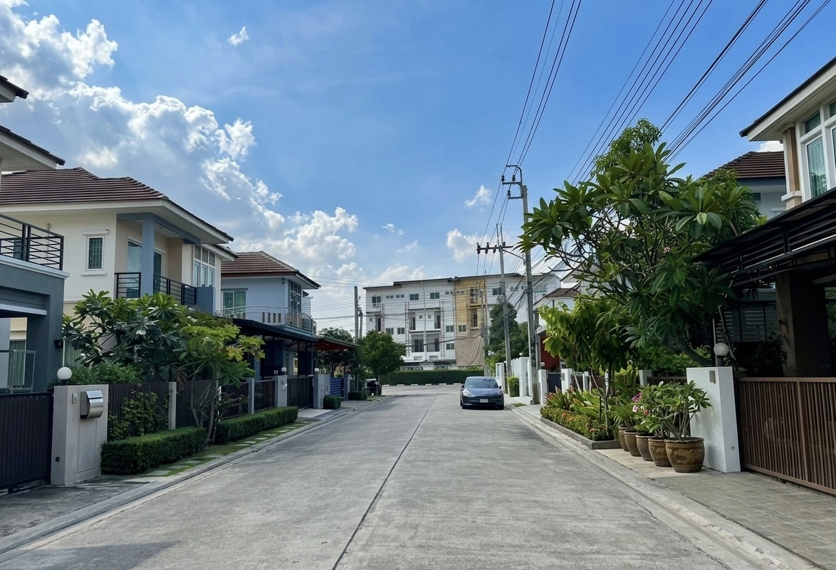“บ้านเดี่ยว 53.2 ตร.ว. ทำเลหายาก หลังต้นซอย ใกล้ รปภ. ติดถนนหทัยราษฎร์ พร้อมกล้องวงจรปิด 6 ตัว ราคาเพียง 4.79 ล้าน ต่อรองได้”