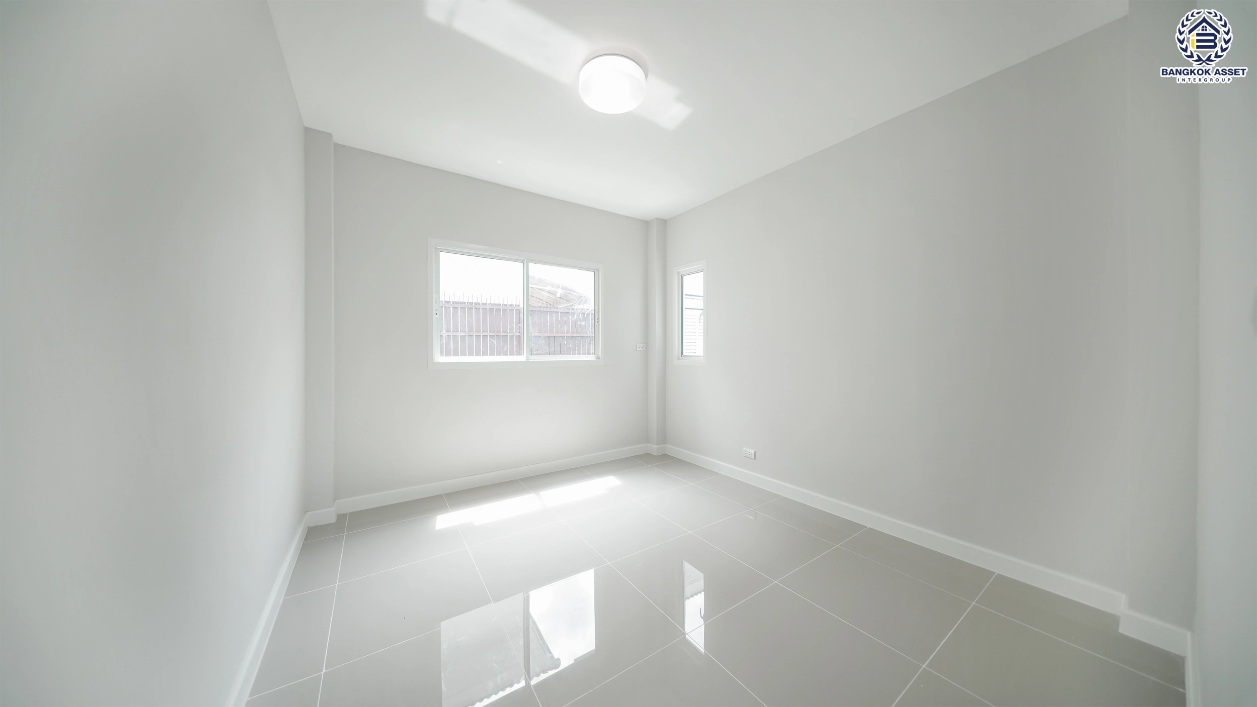 บ้านรีโนเวท โครงการ เทรนดี้ ธารา รามคำแหง บนเนื้อที่ 56 ตร.ว. พื้นที่ใช้สอยกว้างถึง 160.17 ตร.ม. ฟังก์ชันการใช้งาน 4 ห้องนอน 3 ห้องน้ำ จอดรถได้ 2 คัน เชื่อมต่อถนนรามคำแหง ใกล้สนามบินสุวรรณภูมิ, จุดขึ้นทางด่วนกาญจนาภิเษก