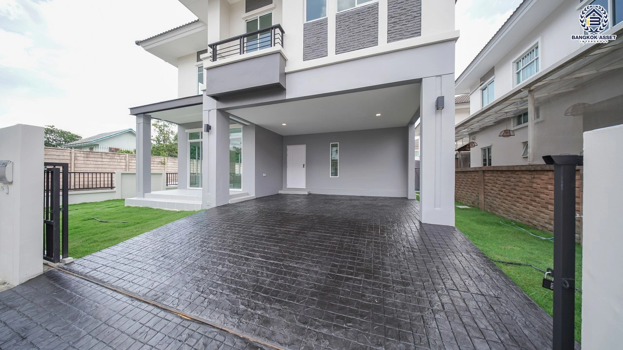 บ้านรีโนเวทใหม่ โครงการ เดอะแพลนท์ ราชพฤกษ์ หลังมุม เนื้อที่ 53.8 ตร.ว. พื้นที่ใช้สอย 180.63 ตร.ม. ฟังก์ชัน 3 ห้องนอน 3 ห้องน้ำ จอดรถได้ 2 คัน บนทำเลศักยภาพ เดินทางสะดวก ใกล้วงเวียนพระราม5, The Walk, ทางด่วน ศรีรัช และรถไฟฟ้าสายสีม่วง "สถานีบางรักใหญ่"
