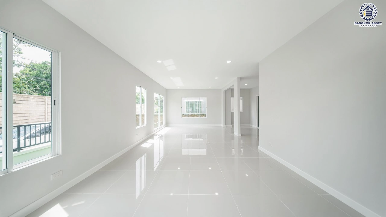 บ้านรีโนเวทใหม่ โครงการ เดอะแพลนท์ ราชพฤกษ์ หลังมุม เนื้อที่ 53.8 ตร.ว. พื้นที่ใช้สอย 180.63 ตร.ม. ฟังก์ชัน 3 ห้องนอน 3 ห้องน้ำ จอดรถได้ 2 คัน บนทำเลศักยภาพ เดินทางสะดวก ใกล้วงเวียนพระราม5, The Walk, ทางด่วน ศรีรัช และรถไฟฟ้าสายสีม่วง "สถานีบางรักใหญ่"