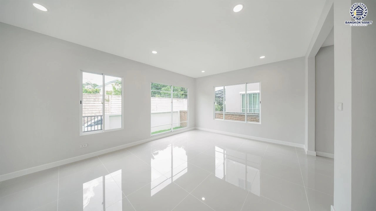 บ้านรีโนเวทใหม่ โครงการ เดอะแพลนท์ ราชพฤกษ์ หลังมุม เนื้อที่ 53.8 ตร.ว. พื้นที่ใช้สอย 180.63 ตร.ม. ฟังก์ชัน 3 ห้องนอน 3 ห้องน้ำ จอดรถได้ 2 คัน บนทำเลศักยภาพ เดินทางสะดวก ใกล้วงเวียนพระราม5, The Walk, ทางด่วน ศรีรัช และรถไฟฟ้าสายสีม่วง "สถานีบางรักใหญ่"