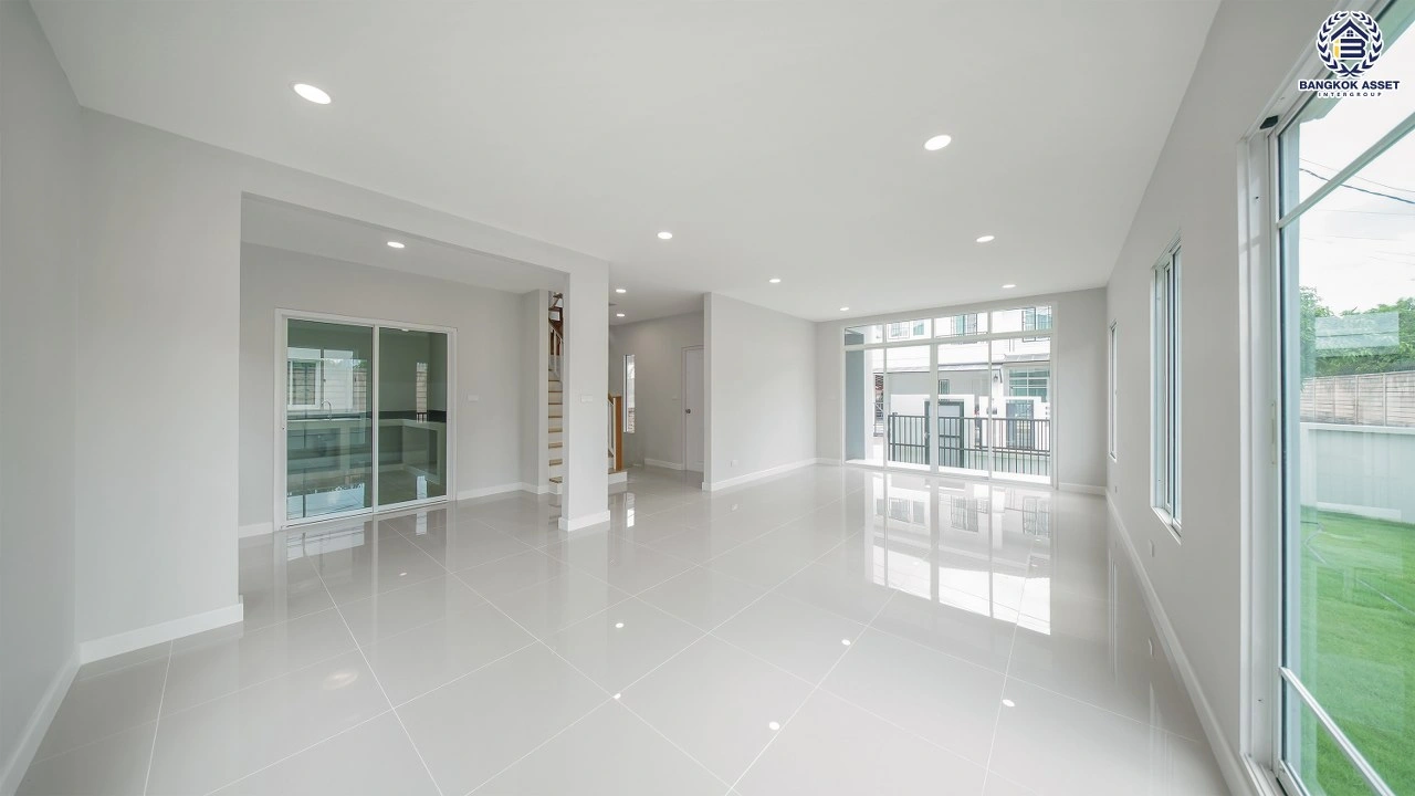 บ้านรีโนเวทใหม่ โครงการ เดอะแพลนท์ ราชพฤกษ์ หลังมุม เนื้อที่ 53.8 ตร.ว. พื้นที่ใช้สอย 180.63 ตร.ม. ฟังก์ชัน 3 ห้องนอน 3 ห้องน้ำ จอดรถได้ 2 คัน บนทำเลศักยภาพ เดินทางสะดวก ใกล้วงเวียนพระราม5, The Walk, ทางด่วน ศรีรัช และรถไฟฟ้าสายสีม่วง "สถานีบางรักใหญ่"