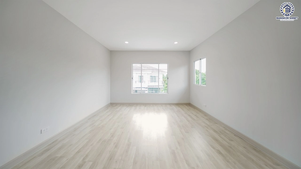 บ้านรีโนเวทใหม่ โครงการ เดอะแพลนท์ ราชพฤกษ์ หลังมุม เนื้อที่ 53.8 ตร.ว. พื้นที่ใช้สอย 180.63 ตร.ม. ฟังก์ชัน 3 ห้องนอน 3 ห้องน้ำ จอดรถได้ 2 คัน บนทำเลศักยภาพ เดินทางสะดวก ใกล้วงเวียนพระราม5, The Walk, ทางด่วน ศรีรัช และรถไฟฟ้าสายสีม่วง "สถานีบางรักใหญ่"