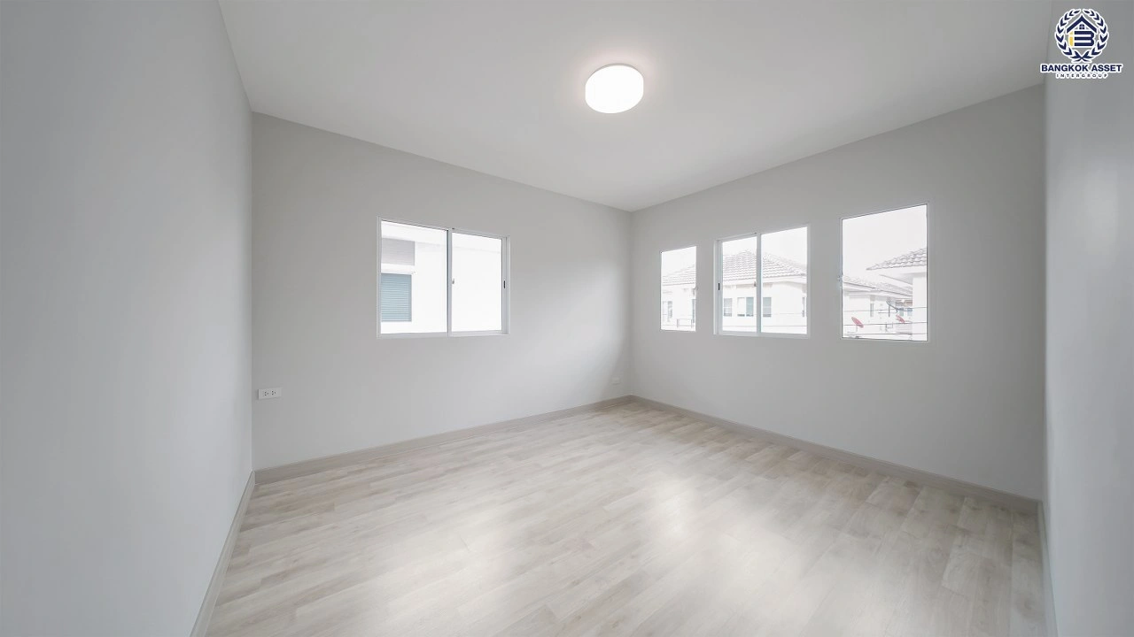 บ้านรีโนเวทใหม่ โครงการ เดอะแพลนท์ ราชพฤกษ์ หลังมุม เนื้อที่ 53.8 ตร.ว. พื้นที่ใช้สอย 180.63 ตร.ม. ฟังก์ชัน 3 ห้องนอน 3 ห้องน้ำ จอดรถได้ 2 คัน บนทำเลศักยภาพ เดินทางสะดวก ใกล้วงเวียนพระราม5, The Walk, ทางด่วน ศรีรัช และรถไฟฟ้าสายสีม่วง "สถานีบางรักใหญ่"