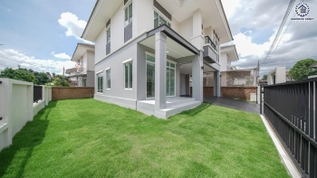 บ้านรีโนเวทใหม่ โครงการ เดอะแพลนท์ ราชพฤกษ์ หลังมุม เนื้อที่ 53.8 ตร.ว. พื้นที่ใช้สอย 180.63 ตร.ม. ฟังก์ชัน 3 ห้องนอน 3 ห้องน้ำ จอดรถได้ 2 คัน บนทำเลศักยภาพ เดินทางสะดวก ใกล้วงเวียนพระราม5, The Walk, ทางด่วน ศรีรัช และรถไฟฟ้าสายสีม่วง "สถานีบางรักใหญ่"