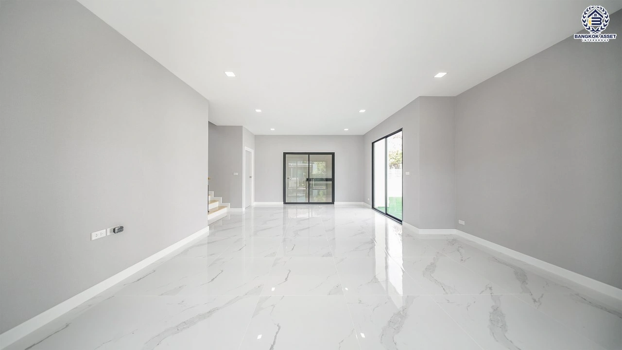 บ้านรีโนเวทใหม่ โครงการ เศรษฐสิริ จรัญฯ - ปิ่นเกล้า เนื้อที่ 87.1 ตร.ว. พื้นที่ใช้สอย 356.14 ตร.ม. ฟังก์ชัน 3 ห้องนอน 3 ห้องน้ำ จอดรถได้ 2 คัน บนทำเลเดินทางสะดวก เชื่อมต่อถนนจรัญสนิทวงศ์, ถนนบรมราชชนนี ใกล้ทางด่วน "ศรีรัช" และรถไฟฟ้าสายสีน้ำเงิน "สถานีบางขุนนนท์"