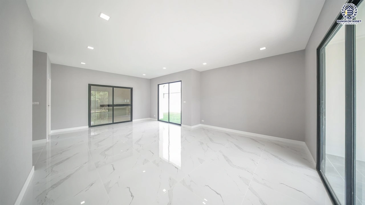 บ้านรีโนเวทใหม่ โครงการ เศรษฐสิริ จรัญฯ - ปิ่นเกล้า เนื้อที่ 87.1 ตร.ว. พื้นที่ใช้สอย 356.14 ตร.ม. ฟังก์ชัน 3 ห้องนอน 3 ห้องน้ำ จอดรถได้ 2 คัน บนทำเลเดินทางสะดวก เชื่อมต่อถนนจรัญสนิทวงศ์, ถนนบรมราชชนนี ใกล้ทางด่วน "ศรีรัช" และรถไฟฟ้าสายสีน้ำเงิน "สถานีบางขุนนนท์"
