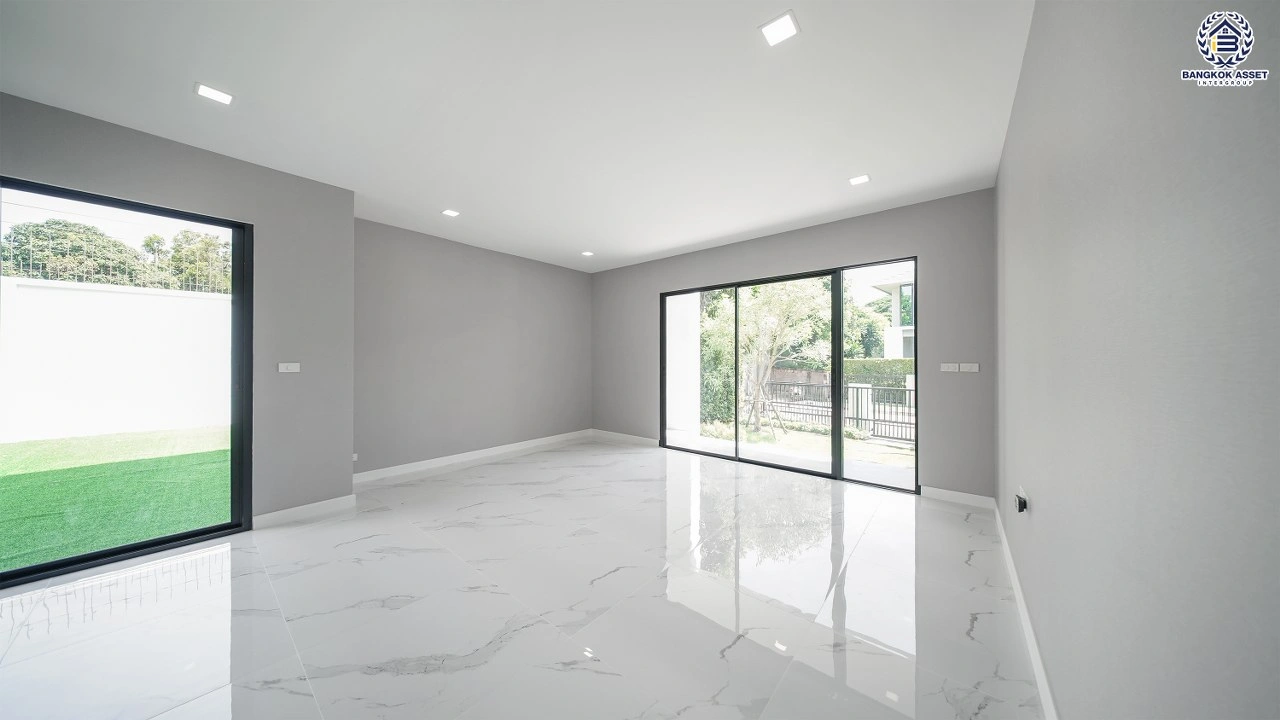 บ้านรีโนเวทใหม่ โครงการ เศรษฐสิริ จรัญฯ - ปิ่นเกล้า เนื้อที่ 87.1 ตร.ว. พื้นที่ใช้สอย 356.14 ตร.ม. ฟังก์ชัน 3 ห้องนอน 3 ห้องน้ำ จอดรถได้ 2 คัน บนทำเลเดินทางสะดวก เชื่อมต่อถนนจรัญสนิทวงศ์, ถนนบรมราชชนนี ใกล้ทางด่วน "ศรีรัช" และรถไฟฟ้าสายสีน้ำเงิน "สถานีบางขุนนนท์"