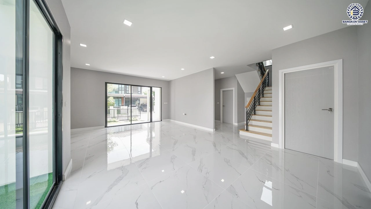 บ้านรีโนเวทใหม่ โครงการ เศรษฐสิริ จรัญฯ - ปิ่นเกล้า เนื้อที่ 87.1 ตร.ว. พื้นที่ใช้สอย 356.14 ตร.ม. ฟังก์ชัน 3 ห้องนอน 3 ห้องน้ำ จอดรถได้ 2 คัน บนทำเลเดินทางสะดวก เชื่อมต่อถนนจรัญสนิทวงศ์, ถนนบรมราชชนนี ใกล้ทางด่วน "ศรีรัช" และรถไฟฟ้าสายสีน้ำเงิน "สถานีบางขุนนนท์"