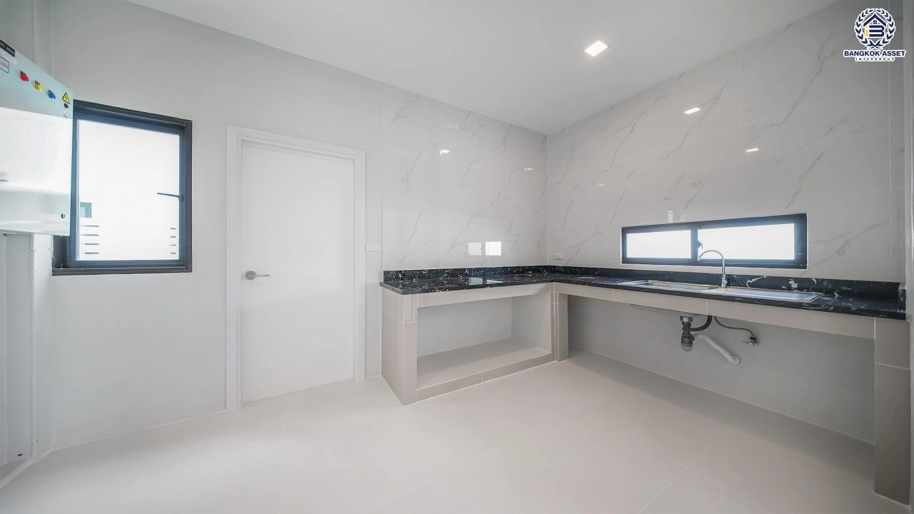 บ้านรีโนเวทใหม่ โครงการ เศรษฐสิริ จรัญฯ - ปิ่นเกล้า เนื้อที่ 87.1 ตร.ว. พื้นที่ใช้สอย 356.14 ตร.ม. ฟังก์ชัน 3 ห้องนอน 3 ห้องน้ำ จอดรถได้ 2 คัน บนทำเลเดินทางสะดวก เชื่อมต่อถนนจรัญสนิทวงศ์, ถนนบรมราชชนนี ใกล้ทางด่วน "ศรีรัช" และรถไฟฟ้าสายสีน้ำเงิน "สถานีบางขุนนนท์"