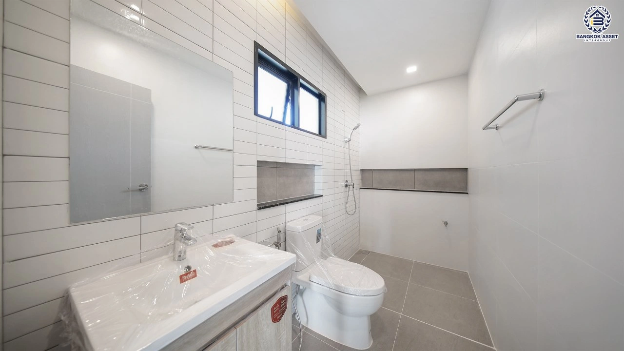 บ้านรีโนเวทใหม่ โครงการ เศรษฐสิริ จรัญฯ - ปิ่นเกล้า เนื้อที่ 87.1 ตร.ว. พื้นที่ใช้สอย 356.14 ตร.ม. ฟังก์ชัน 3 ห้องนอน 3 ห้องน้ำ จอดรถได้ 2 คัน บนทำเลเดินทางสะดวก เชื่อมต่อถนนจรัญสนิทวงศ์, ถนนบรมราชชนนี ใกล้ทางด่วน "ศรีรัช" และรถไฟฟ้าสายสีน้ำเงิน "สถานีบางขุนนนท์"