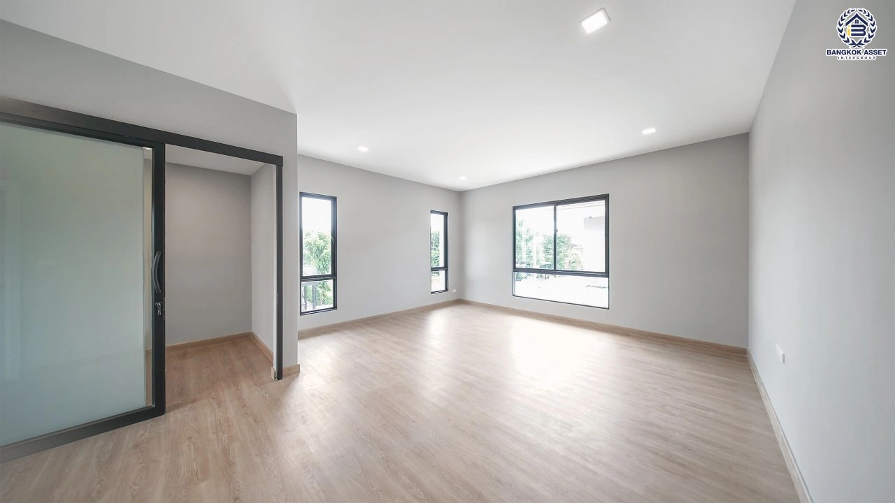 บ้านรีโนเวทใหม่ โครงการ เศรษฐสิริ จรัญฯ - ปิ่นเกล้า เนื้อที่ 87.1 ตร.ว. พื้นที่ใช้สอย 356.14 ตร.ม. ฟังก์ชัน 3 ห้องนอน 3 ห้องน้ำ จอดรถได้ 2 คัน บนทำเลเดินทางสะดวก เชื่อมต่อถนนจรัญสนิทวงศ์, ถนนบรมราชชนนี ใกล้ทางด่วน "ศรีรัช" และรถไฟฟ้าสายสีน้ำเงิน "สถานีบางขุนนนท์"
