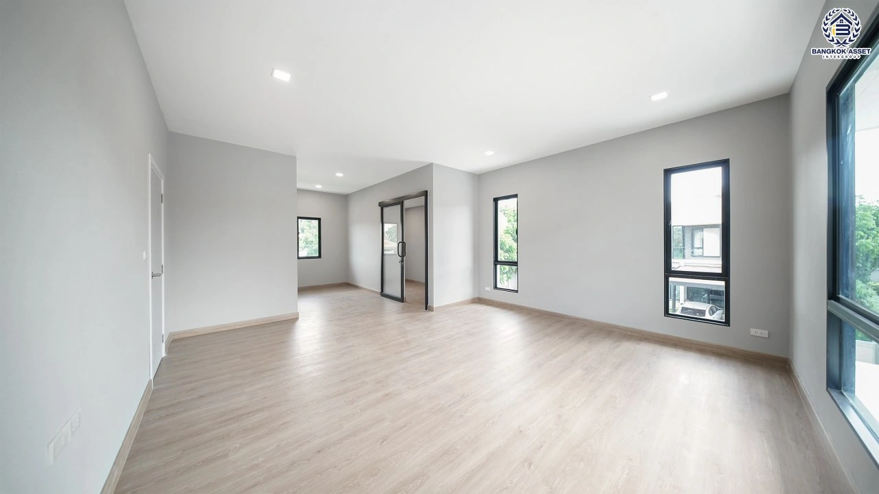 บ้านรีโนเวทใหม่ โครงการ เศรษฐสิริ จรัญฯ - ปิ่นเกล้า เนื้อที่ 87.1 ตร.ว. พื้นที่ใช้สอย 356.14 ตร.ม. ฟังก์ชัน 3 ห้องนอน 3 ห้องน้ำ จอดรถได้ 2 คัน บนทำเลเดินทางสะดวก เชื่อมต่อถนนจรัญสนิทวงศ์, ถนนบรมราชชนนี ใกล้ทางด่วน "ศรีรัช" และรถไฟฟ้าสายสีน้ำเงิน "สถานีบางขุนนนท์"