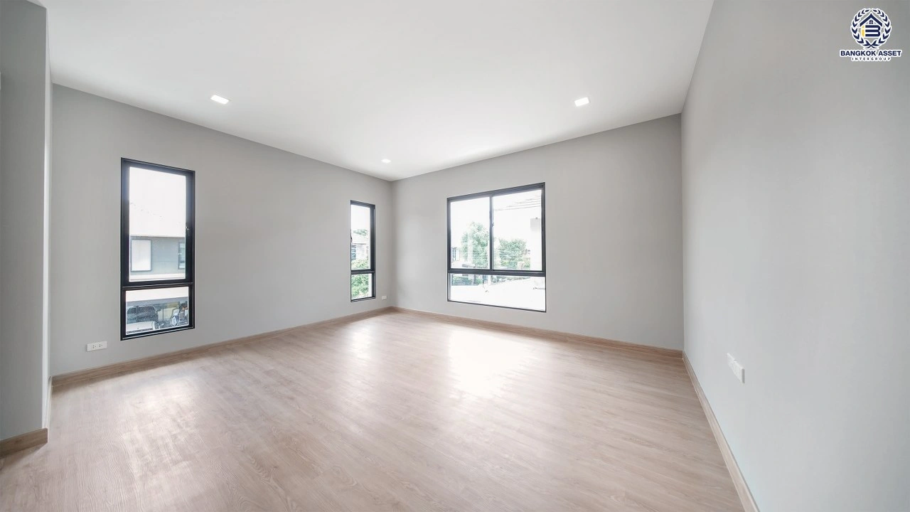 บ้านรีโนเวทใหม่ โครงการ เศรษฐสิริ จรัญฯ - ปิ่นเกล้า เนื้อที่ 87.1 ตร.ว. พื้นที่ใช้สอย 356.14 ตร.ม. ฟังก์ชัน 3 ห้องนอน 3 ห้องน้ำ จอดรถได้ 2 คัน บนทำเลเดินทางสะดวก เชื่อมต่อถนนจรัญสนิทวงศ์, ถนนบรมราชชนนี ใกล้ทางด่วน "ศรีรัช" และรถไฟฟ้าสายสีน้ำเงิน "สถานีบางขุนนนท์"