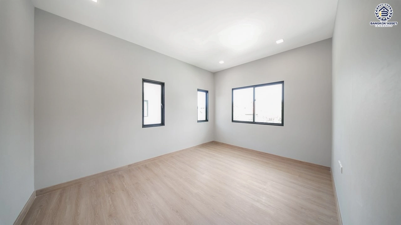 บ้านรีโนเวทใหม่ โครงการ เศรษฐสิริ จรัญฯ - ปิ่นเกล้า เนื้อที่ 87.1 ตร.ว. พื้นที่ใช้สอย 356.14 ตร.ม. ฟังก์ชัน 3 ห้องนอน 3 ห้องน้ำ จอดรถได้ 2 คัน บนทำเลเดินทางสะดวก เชื่อมต่อถนนจรัญสนิทวงศ์, ถนนบรมราชชนนี ใกล้ทางด่วน "ศรีรัช" และรถไฟฟ้าสายสีน้ำเงิน "สถานีบางขุนนนท์"