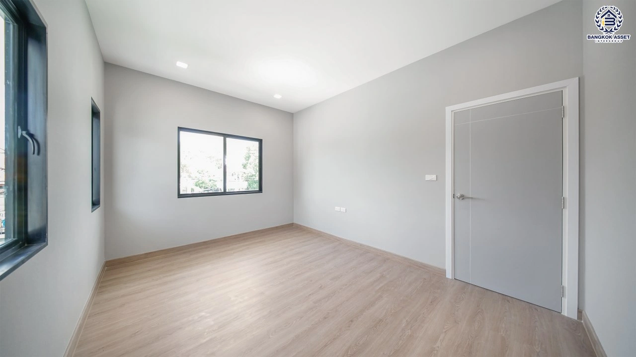 บ้านรีโนเวทใหม่ โครงการ เศรษฐสิริ จรัญฯ - ปิ่นเกล้า เนื้อที่ 87.1 ตร.ว. พื้นที่ใช้สอย 356.14 ตร.ม. ฟังก์ชัน 3 ห้องนอน 3 ห้องน้ำ จอดรถได้ 2 คัน บนทำเลเดินทางสะดวก เชื่อมต่อถนนจรัญสนิทวงศ์, ถนนบรมราชชนนี ใกล้ทางด่วน "ศรีรัช" และรถไฟฟ้าสายสีน้ำเงิน "สถานีบางขุนนนท์"