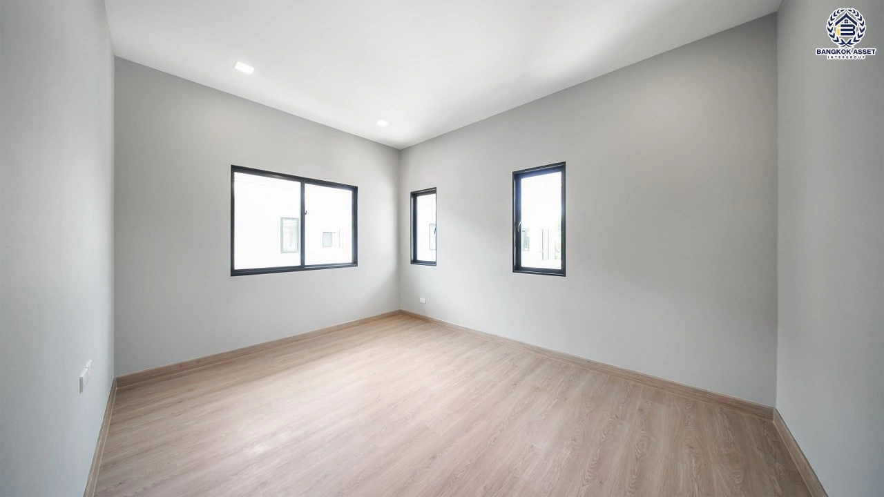 บ้านรีโนเวทใหม่ โครงการ เศรษฐสิริ จรัญฯ - ปิ่นเกล้า เนื้อที่ 87.1 ตร.ว. พื้นที่ใช้สอย 356.14 ตร.ม. ฟังก์ชัน 3 ห้องนอน 3 ห้องน้ำ จอดรถได้ 2 คัน บนทำเลเดินทางสะดวก เชื่อมต่อถนนจรัญสนิทวงศ์, ถนนบรมราชชนนี ใกล้ทางด่วน "ศรีรัช" และรถไฟฟ้าสายสีน้ำเงิน "สถานีบางขุนนนท์"