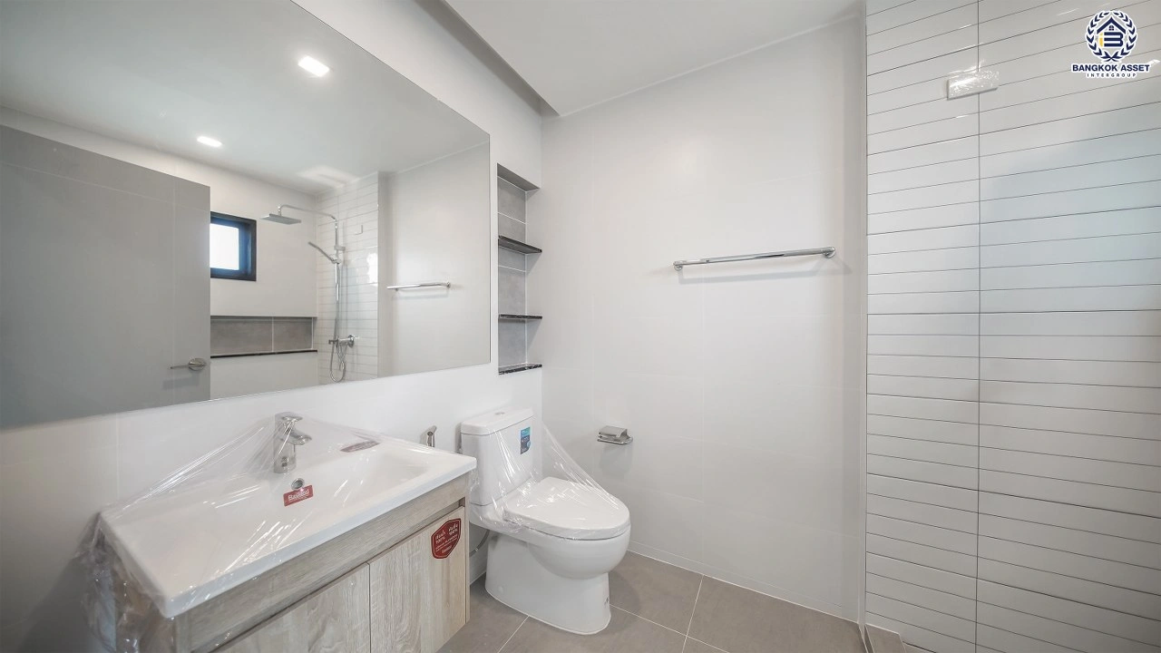 บ้านรีโนเวทใหม่ โครงการ เศรษฐสิริ จรัญฯ - ปิ่นเกล้า เนื้อที่ 87.1 ตร.ว. พื้นที่ใช้สอย 356.14 ตร.ม. ฟังก์ชัน 3 ห้องนอน 3 ห้องน้ำ จอดรถได้ 2 คัน บนทำเลเดินทางสะดวก เชื่อมต่อถนนจรัญสนิทวงศ์, ถนนบรมราชชนนี ใกล้ทางด่วน "ศรีรัช" และรถไฟฟ้าสายสีน้ำเงิน "สถานีบางขุนนนท์"