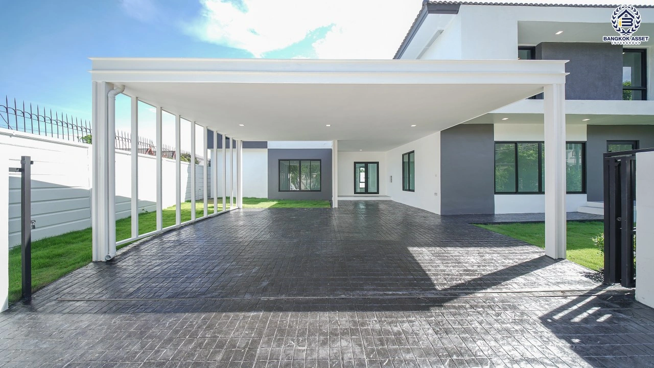 บ้านรีโนเวทใหม่ โครงการ นันทวัน วงแหวน-รัตนาธิเบศร์ เนื้อที่กว้าง 108.5 ตร.ว. พื้นที่ใช้สอย  369.52 ตร.ม. ฟังก์ชัน 5 ห้องนอน 5 ห้องน้ำ จอดรถได้ 3 จอด บนทำเลดี เชื่อมต่อถนนรัตนาธิเบศร์ ถนนนครอินทร์ ถนนกาญจนาภิเษก ใกล้รถไฟฟ้าสายสีม่วง "สถานีตลาดบางใหญ่" และจุดขึ้นทางด่วน "ศรีรัช"