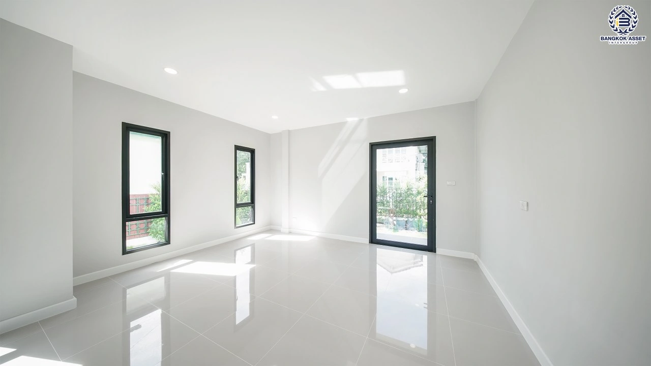 บ้านรีโนเวทใหม่ โครงการ นันทวัน วงแหวน-รัตนาธิเบศร์ เนื้อที่กว้าง 108.5 ตร.ว. พื้นที่ใช้สอย  369.52 ตร.ม. ฟังก์ชัน 5 ห้องนอน 5 ห้องน้ำ จอดรถได้ 3 จอด บนทำเลดี เชื่อมต่อถนนรัตนาธิเบศร์ ถนนนครอินทร์ ถนนกาญจนาภิเษก ใกล้รถไฟฟ้าสายสีม่วง "สถานีตลาดบางใหญ่" และจุดขึ้นทางด่วน "ศรีรัช"
